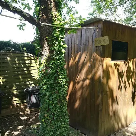 Les Cabanes Des Insolites Du Pignier Bed & Breakfast
