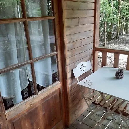 Les Cabanes Des Insolites Du Pignier Bed & Breakfast *